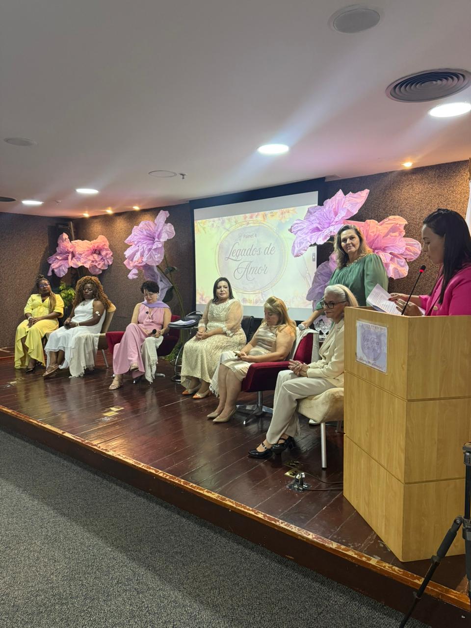 Painel Legados de Amor — autoras no palco durante o lançamento do livro Vejo Flores em Você